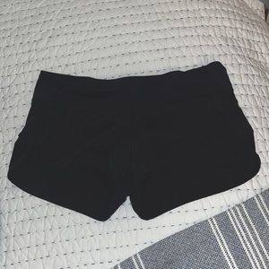 black lululemon 2.5 speed up shorts